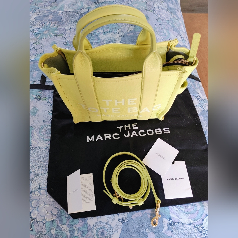 Marc Jacobs Natural Grain Calfskin Small Tote Shadow Lime